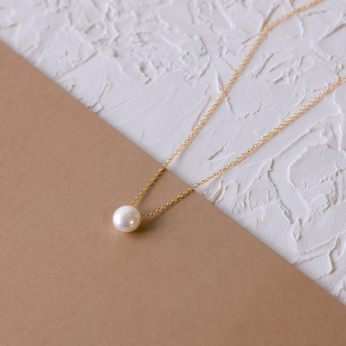 Classic pearl pendant necklace
