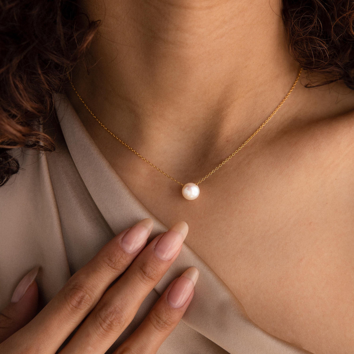 Classic pearl pendant necklace