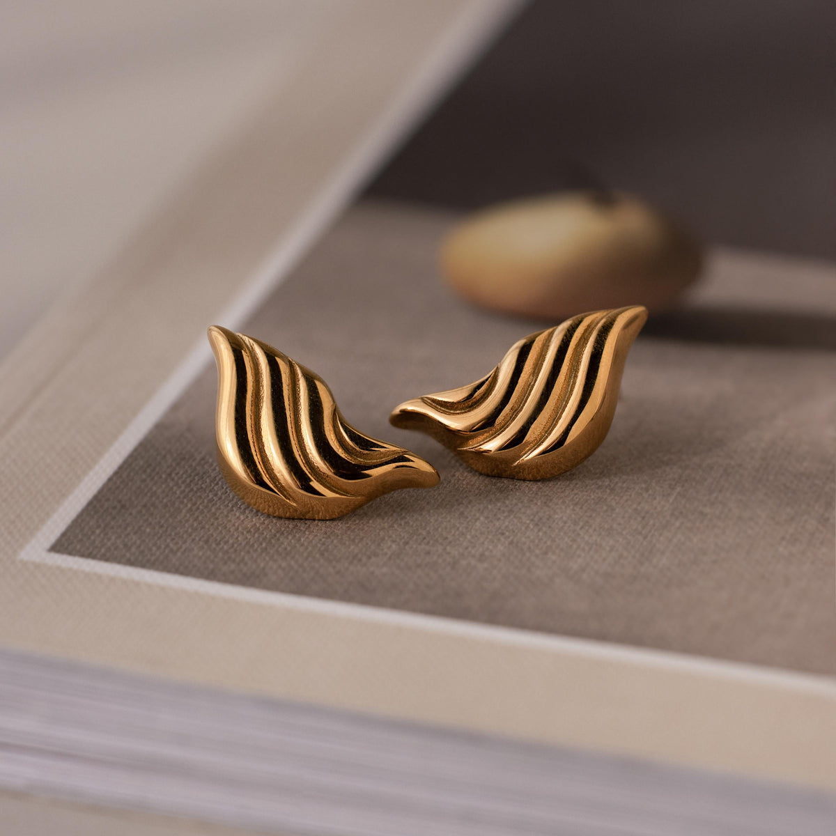 Bold wing studs