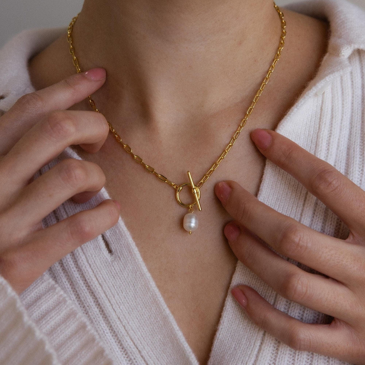 Paperclip pearl toggle necklace
