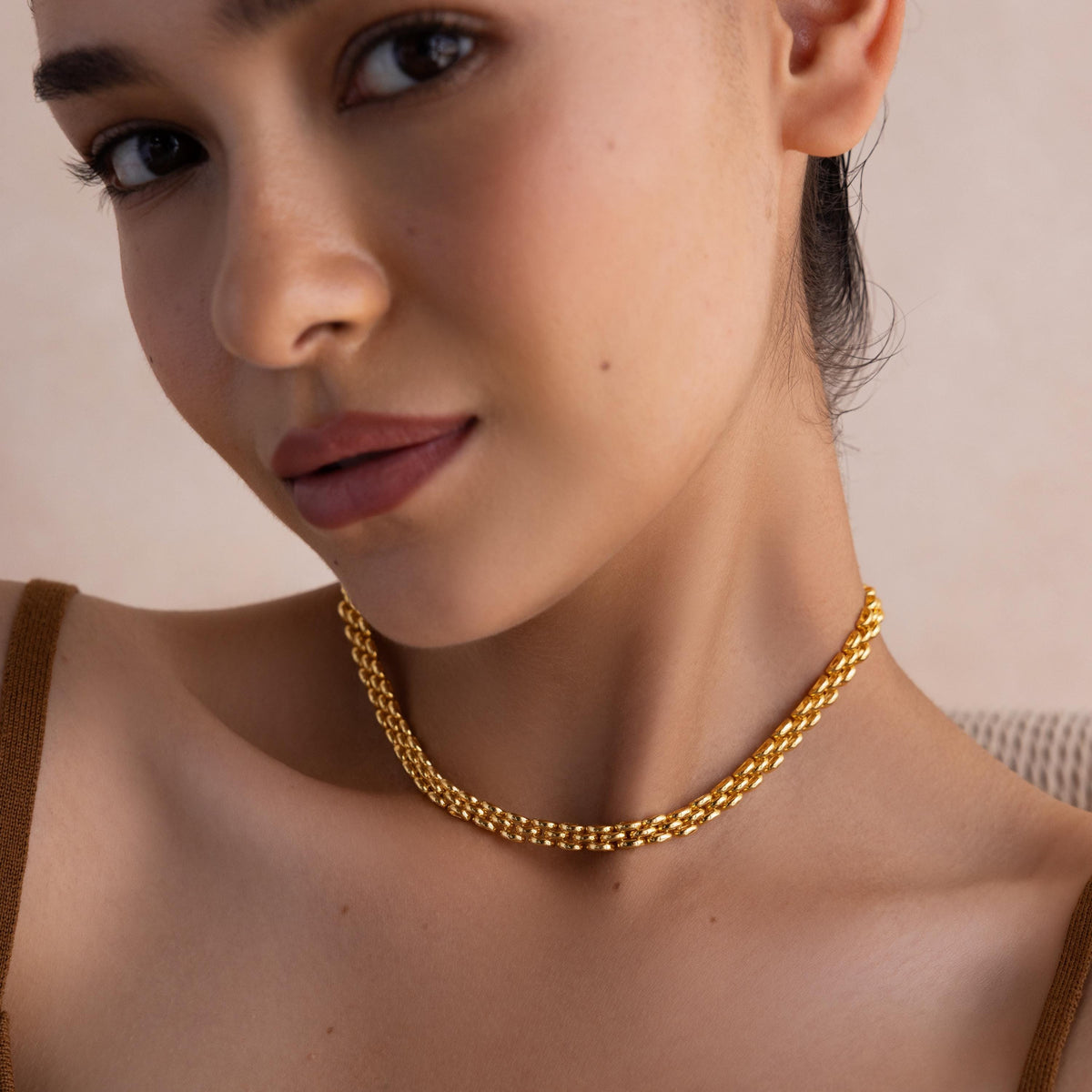 Strap necklace