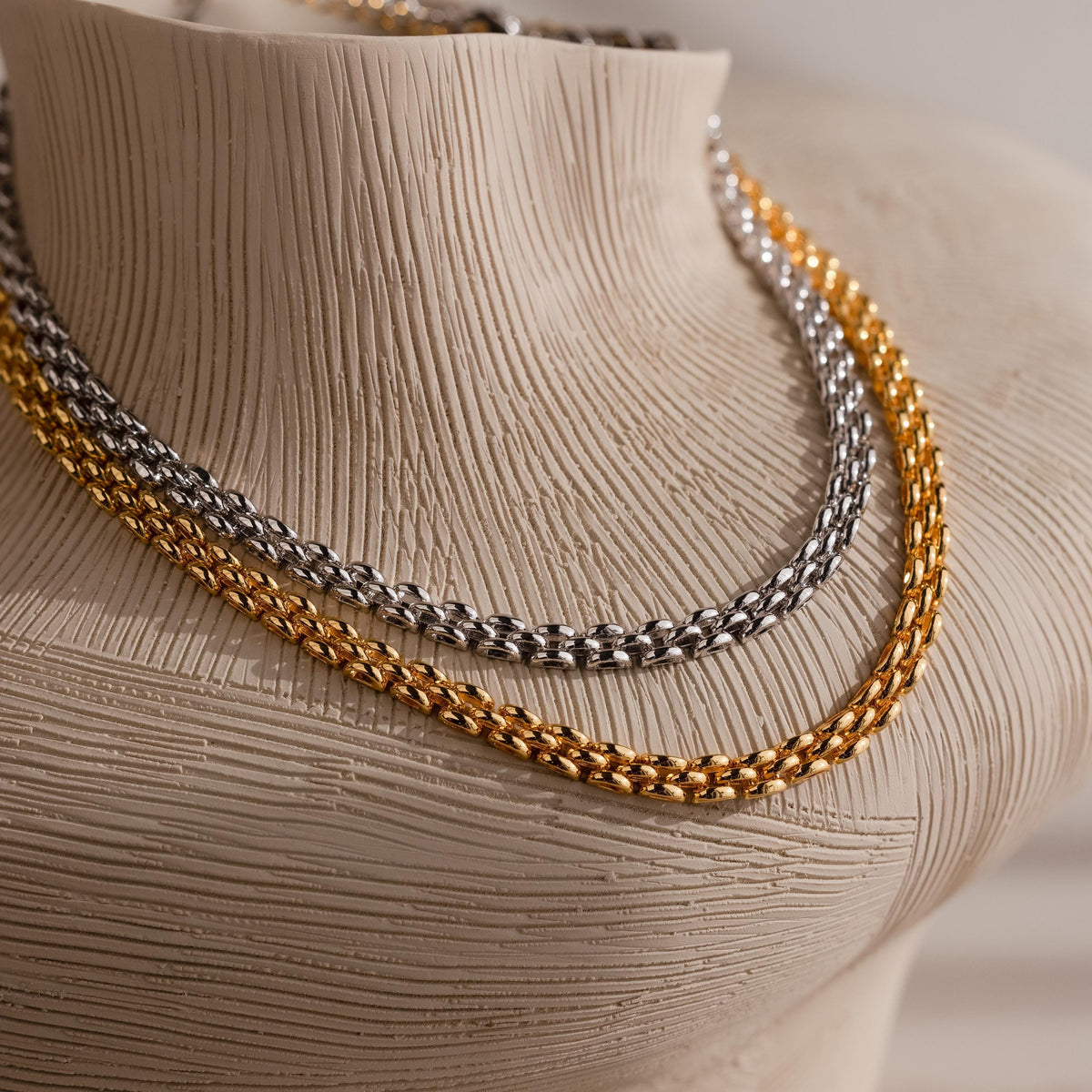 Strap necklace