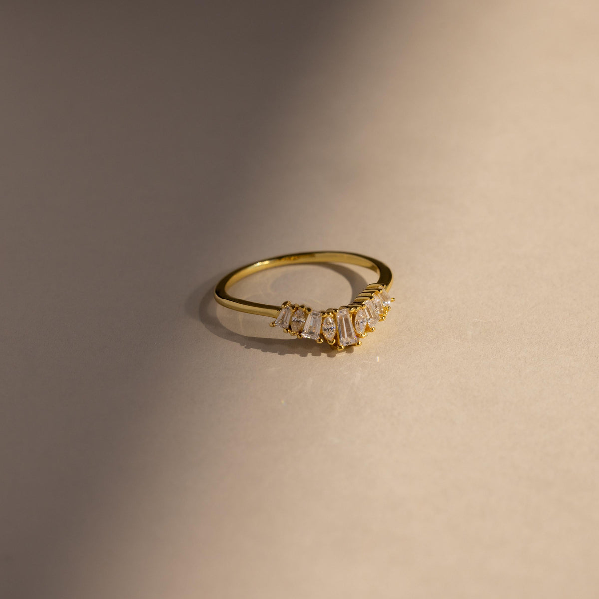 Art deco curve diamond ring