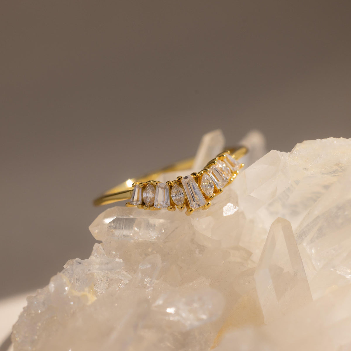 Art deco curve diamond ring