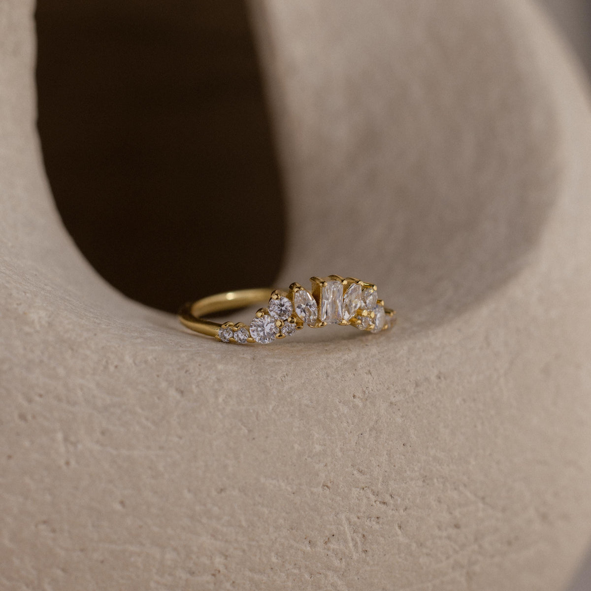 Diamond curve cluster ring