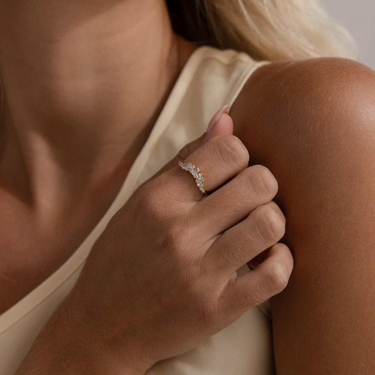 Diamond curve cluster ring
