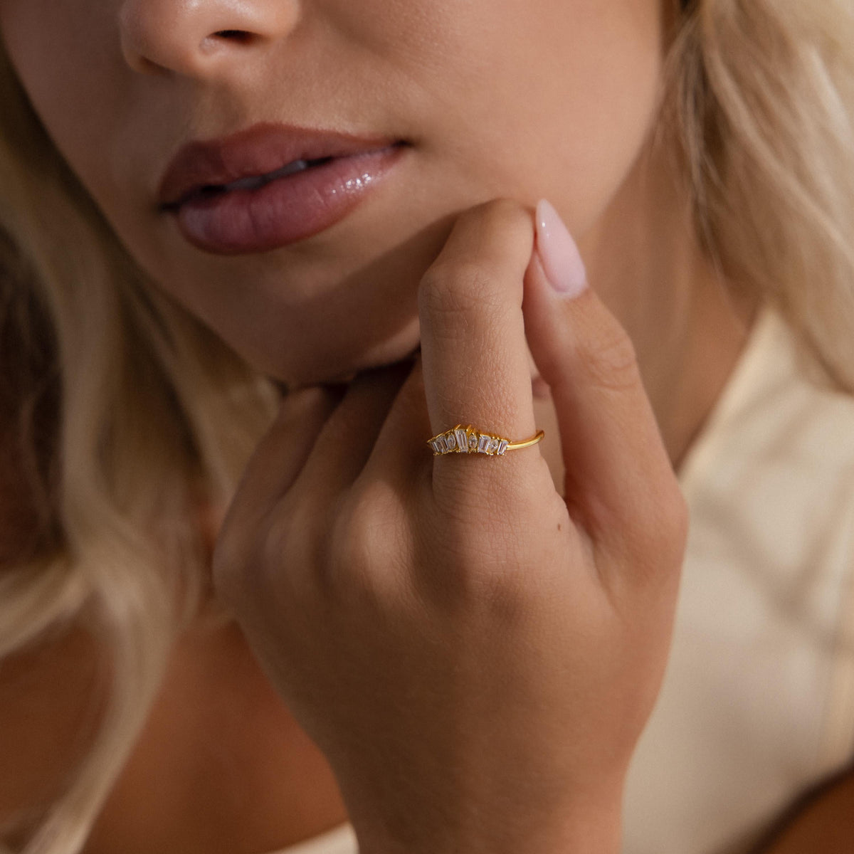 Art deco curve diamond ring