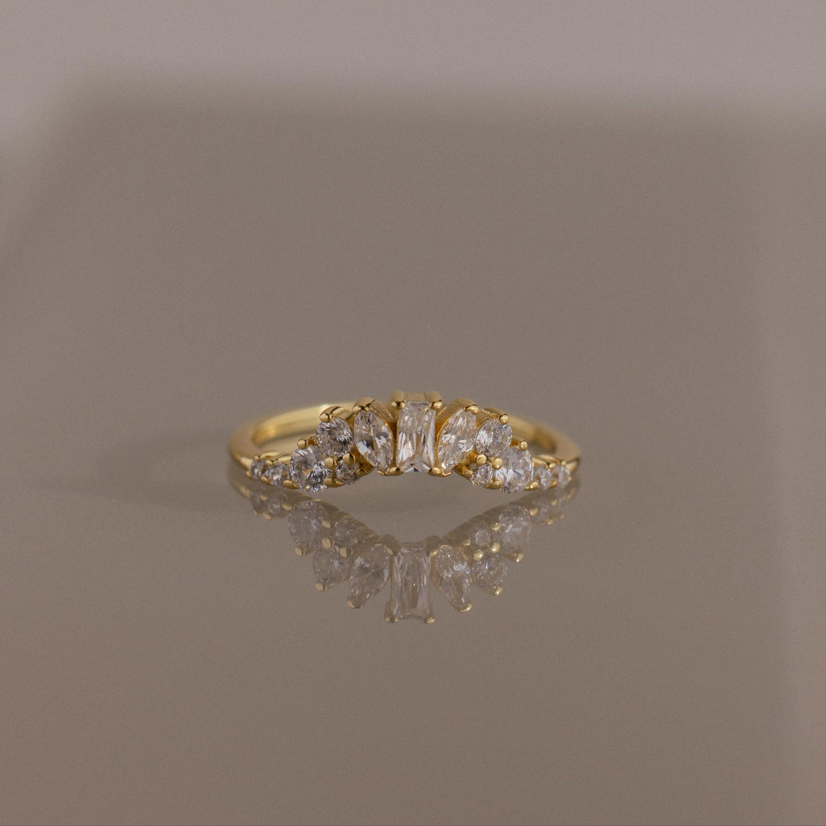 Diamond curve cluster ring