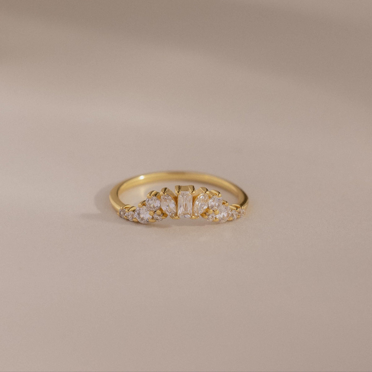 Diamond curve cluster ring
