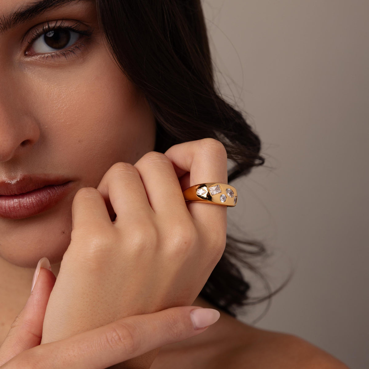 Diamond confetti signet ring