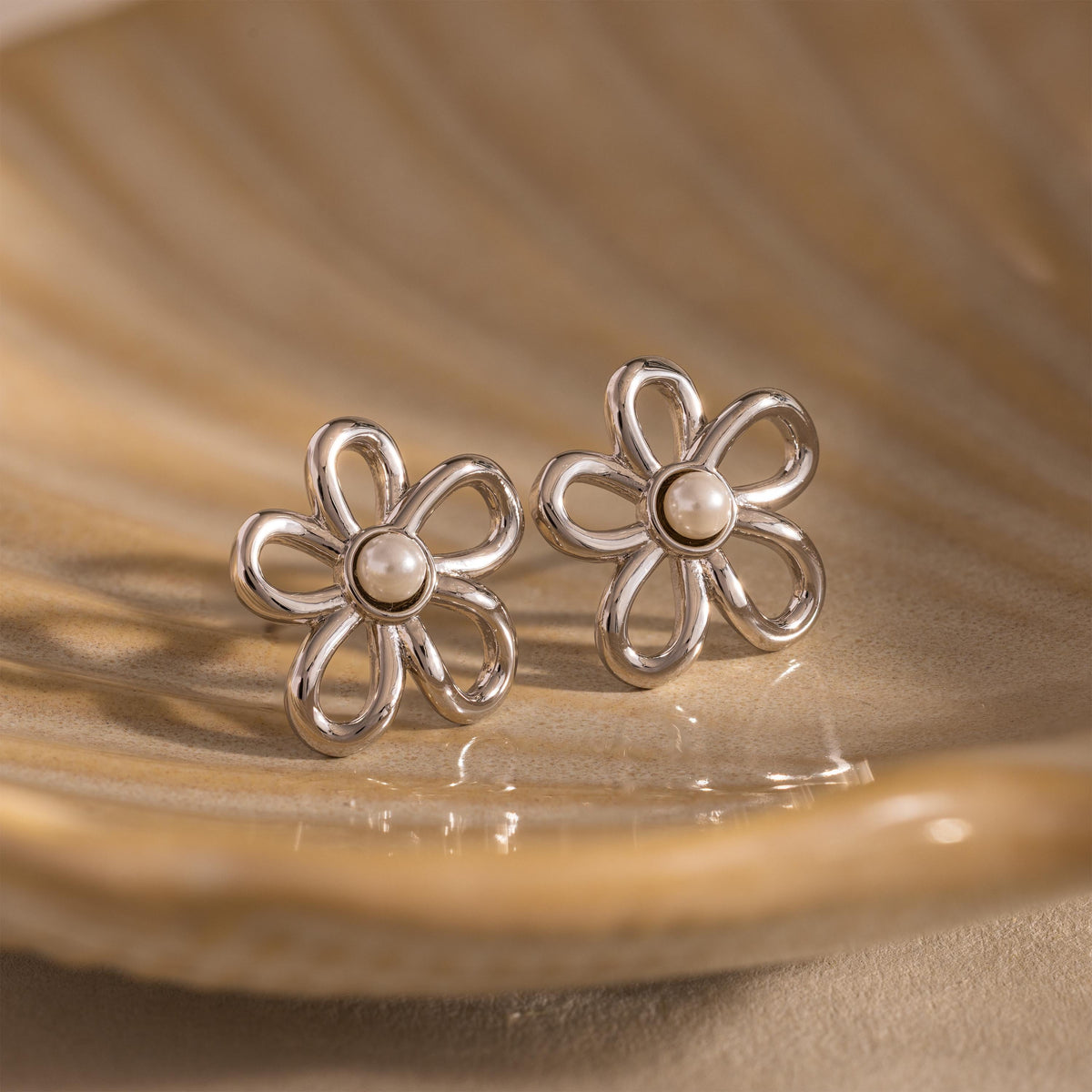 Lila flower pearl studs