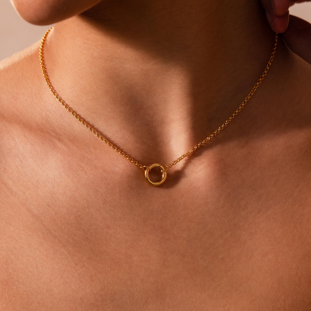 Cable circle charm necklace