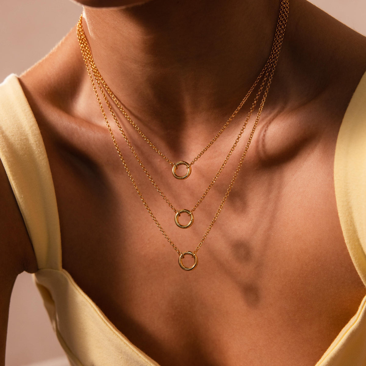 Cable circle charm necklace